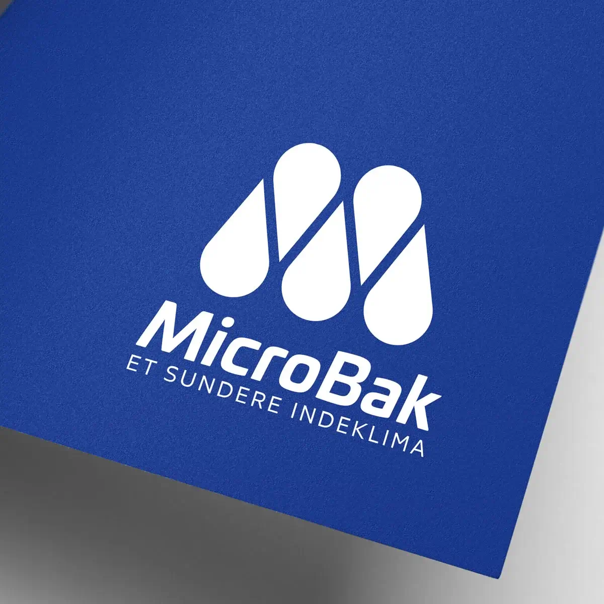 MicroBaks logodesign på papir