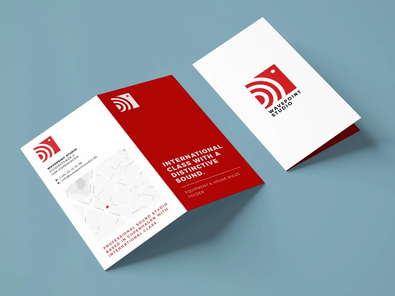 Design af brochure til Wavepoint Studio i rød og hvid