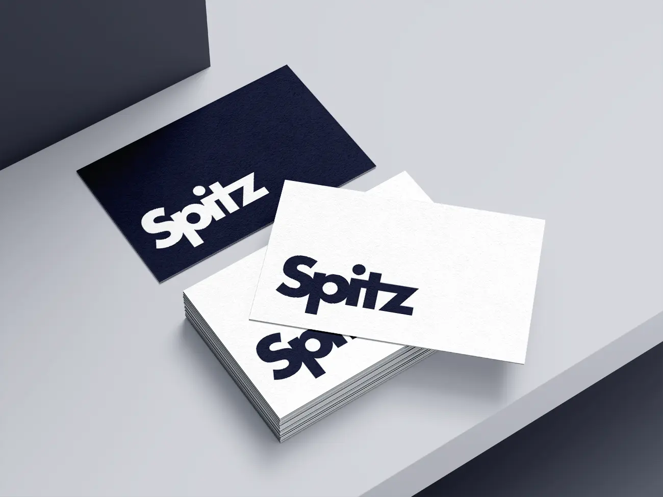 Spitz logodesign i hvid og blå